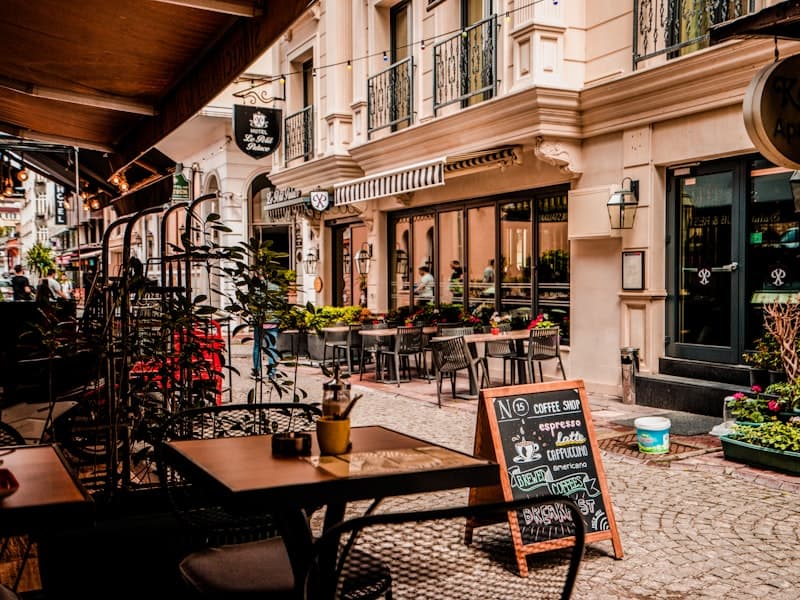 Das Innere des Café Milano